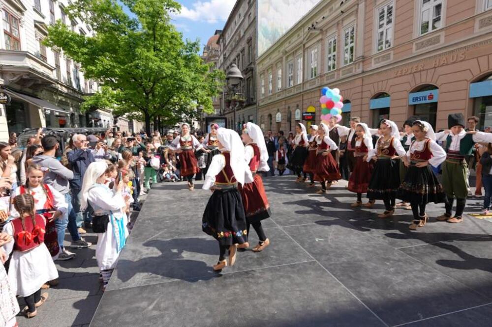 UZ PESMU I IGRU KROZ „BEOGRADSKE DANE PORODICE”: Radost, muzika i porodično druženje