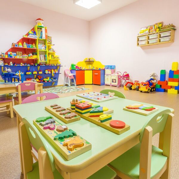 Deda otišao po unuka u vrtić, kad su stigli kući SLEDIO SE OD PRIZORA: Da li je moguće da NIKO NIJE PRIMETIO...