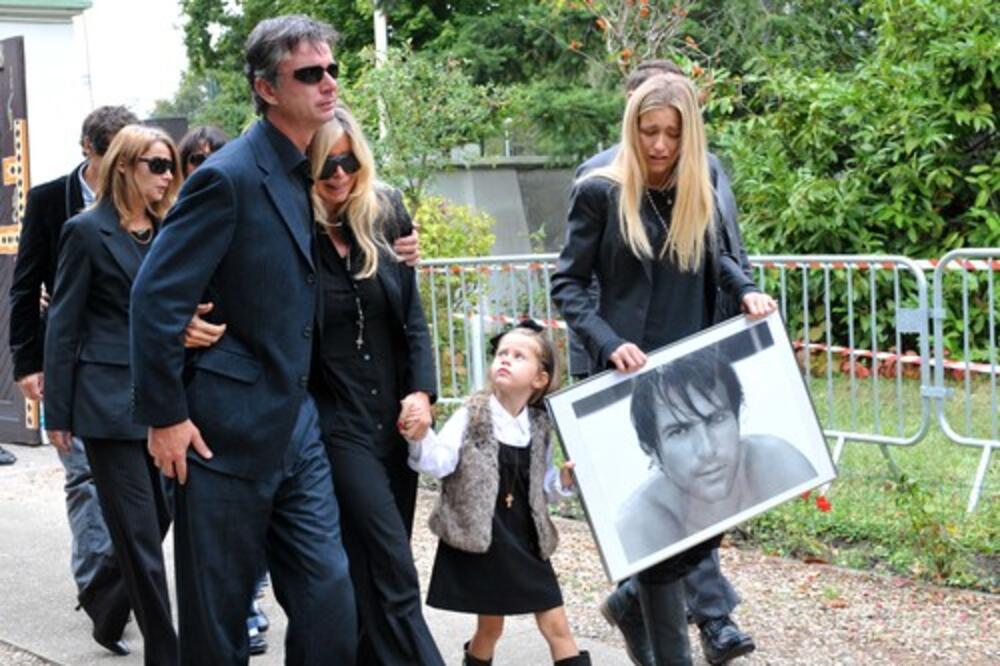 Trogodišnja Srpkinja nosila tatinu sliku na sahrani, Francuska ridala u suzama! Evo kako izgleda posle 32 godine