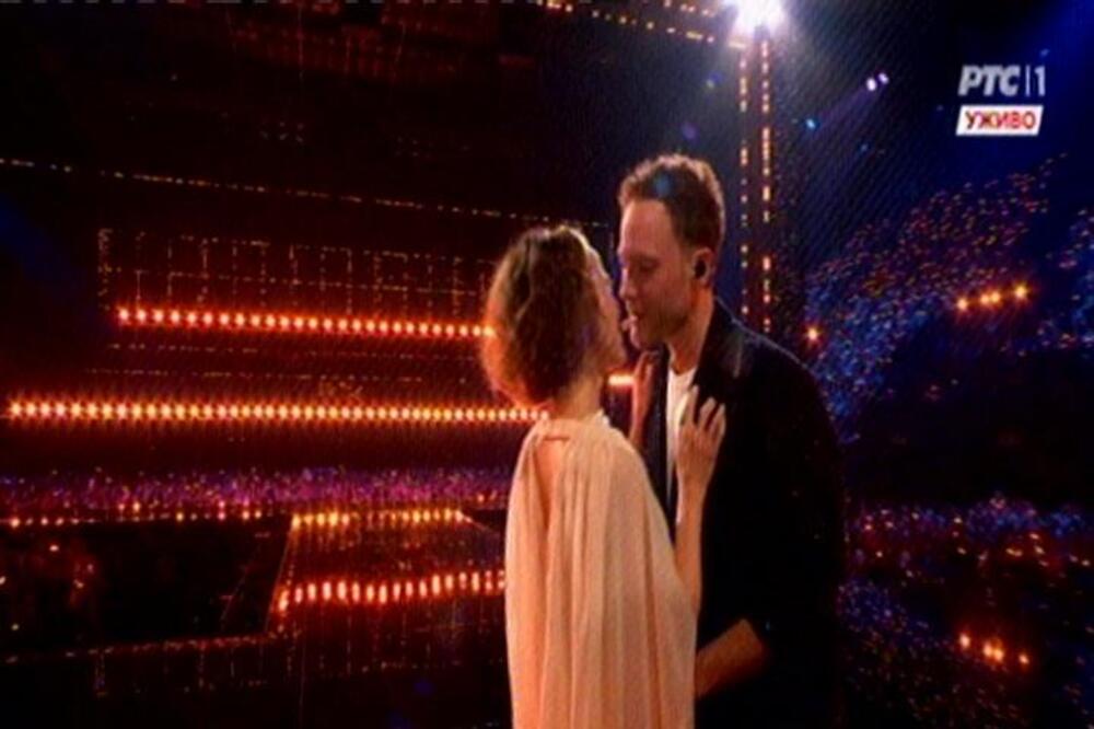 Nije odoleo: Na sceni se pojavila prelepa žena, pred svima je poljubio, svi pričaju o ovom momentu