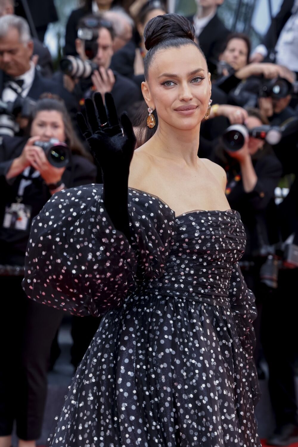 Irina Šajk odabrala je model glamurozne haljine sa tufnicama