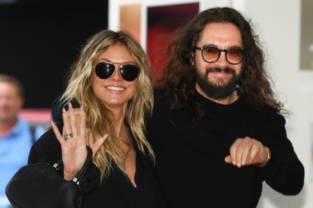 Kako je smuvala 17 godina mlađeg samo golišava šeta u javnosti! Za plavušu ne postoje pravila - šlic do međunožja