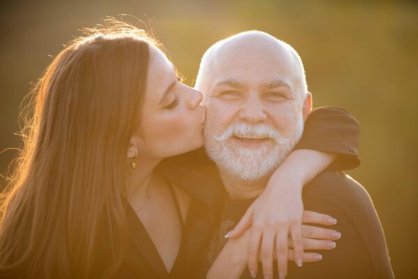 "PERVERZNJAK ILI KRIZNI ČIKA": Pitali Srbe šta misle o vezi starijeg muškarca i mlađe žene - odgovori tresu region!