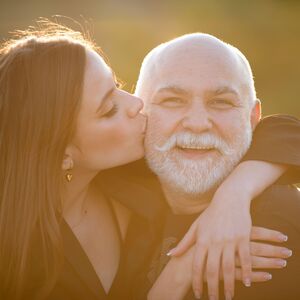 Zašto vas privlače stariji muškarci? Ove stvari nemojte da zanemarite, taj odnos donosi stabilnost, ali i posledice