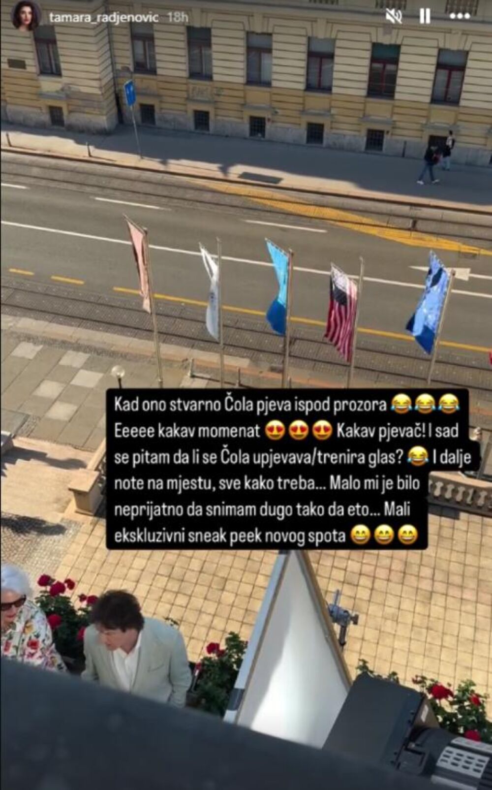 Zdravko peva ispod prozora