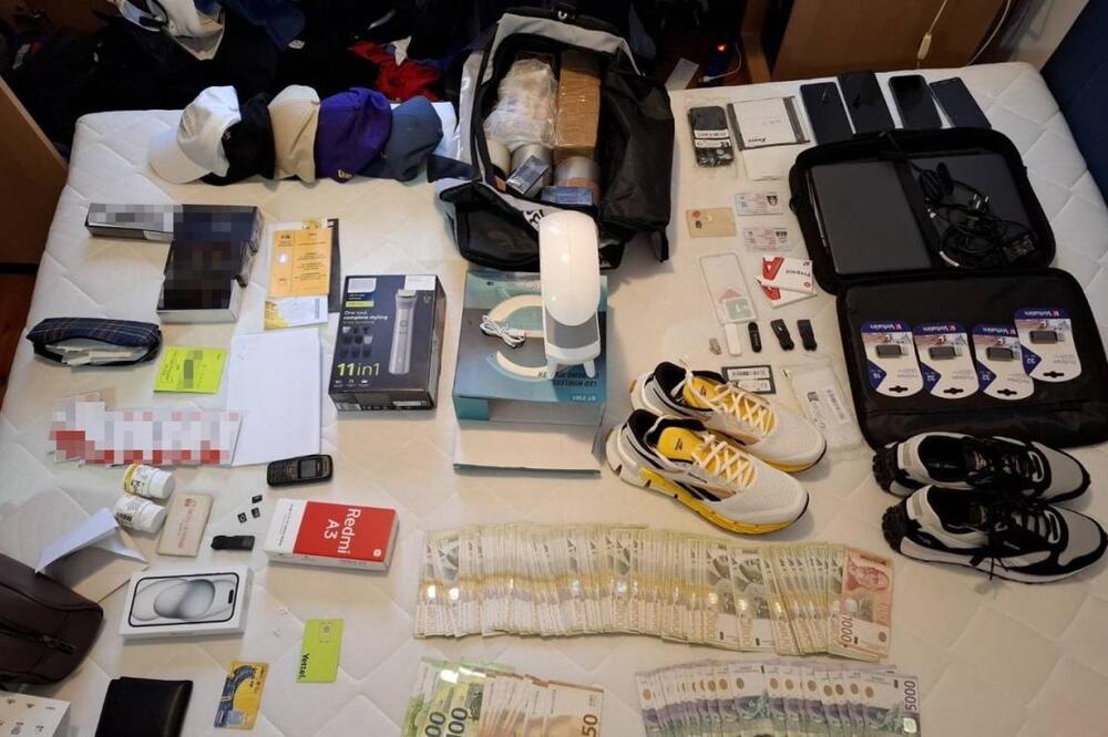 Raskrinkani lažni prodavci na "Kupujem-prodajem": Kupcima umesto skupocenih telefona slali sveće i dezodoranse FOTO