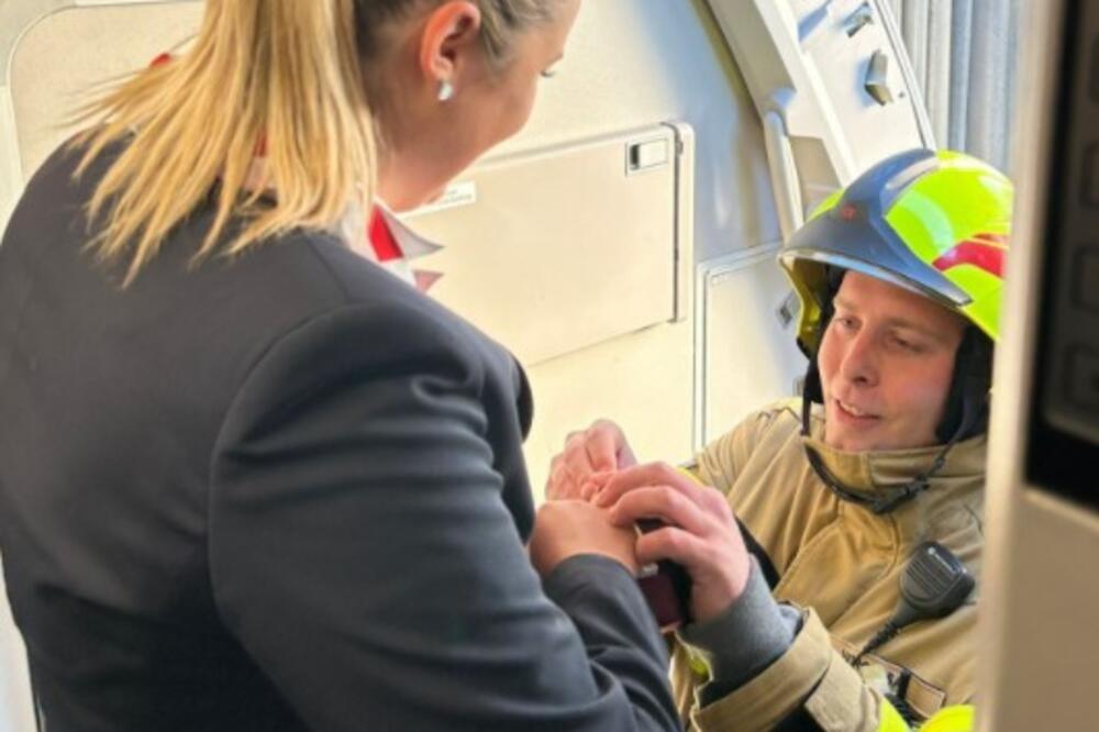 Vatrogasac zaprosio stjuardesu i oduševio sve putnike! Sačekao da sleti avion, a onda učinio iznenađenje (FOTO)