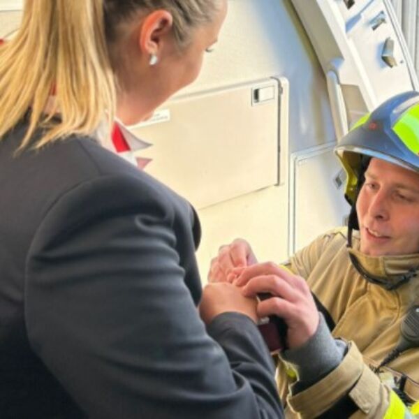 Vatrogasac zaprosio stjuardesu i oduševio sve putnike! Sačekao da sleti avion, a onda učinio iznenađenje (FOTO)