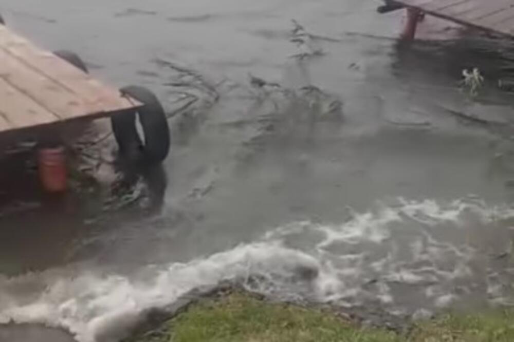 Jaka oluja uzburkala Tisu, reka načisto podivljala: Građani u panici! (VIDEO)