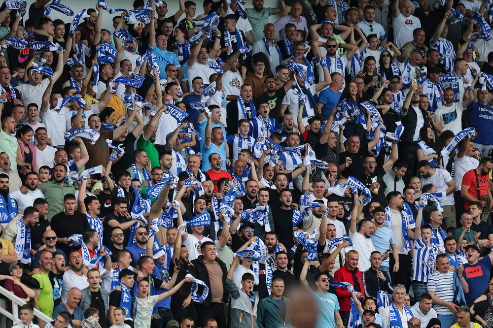 Navijači Novog Pazara čekali igrače i navijače Crvene zvezde (Foto)