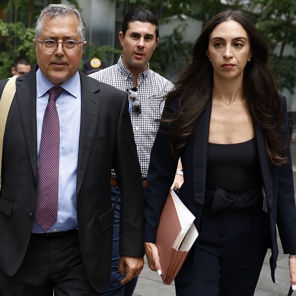 Prošaputao advokatici Ani ovo na uvo pa se pokajao! Mislio da je mikrofon isključen - primetili svi u sudnici