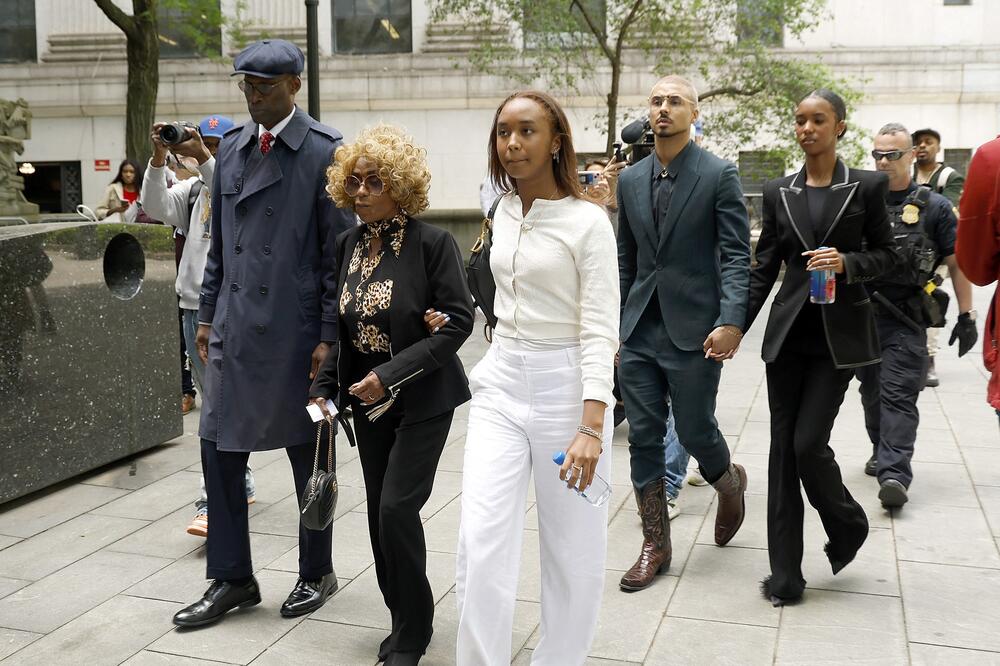 Deca podržavaju bogatog i devijantnog oca, a majčina smrt misterija: Lepotica ga napustila pa je pronašli u...