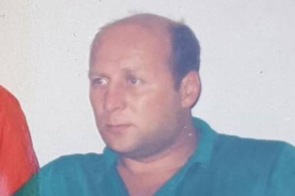 GIŠKA MU BIO NAJBOLJI DRUG, OPASNOG MOMKA UBIO POZNATI POLICAJAC! Primetio je SVOG UBICU, vikao "LEZITE", ŽENA MU..