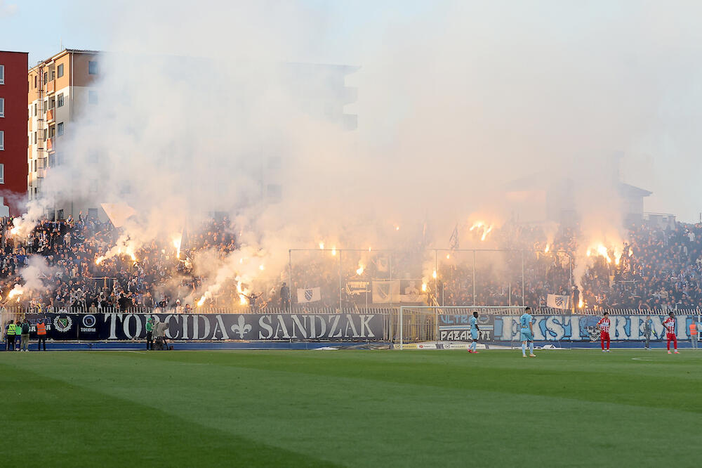 Topovski udar bačen pored golmana Crvene zvezde! Pazarci nekoliko puta prekidali meč - reagovao i Ljajić (Foto)