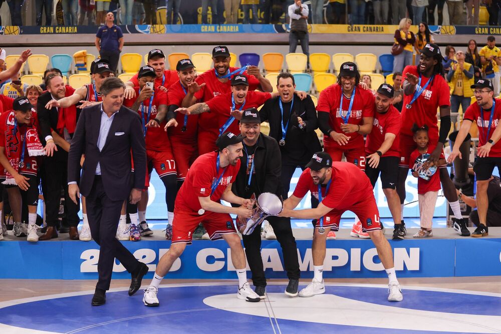 Košarkaši Hapoela iz Tel Aviva podižu trofej Evrokupa