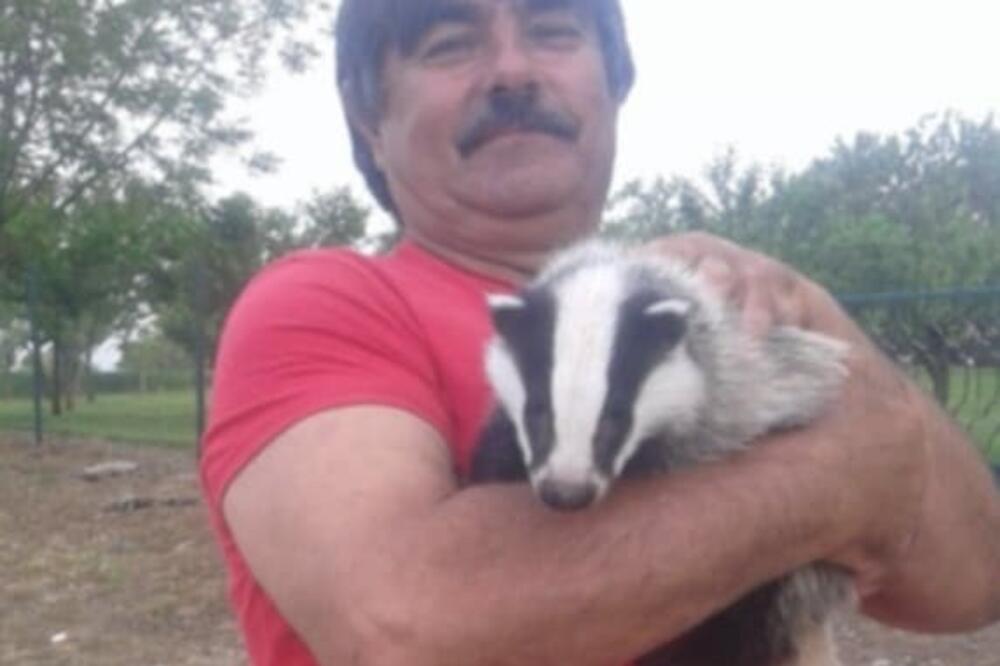 Miroljub ima neobičnog kućnog ljubimca: Omiljen na imanju, voli da jede džem od šipka, obožava ljude i životinje