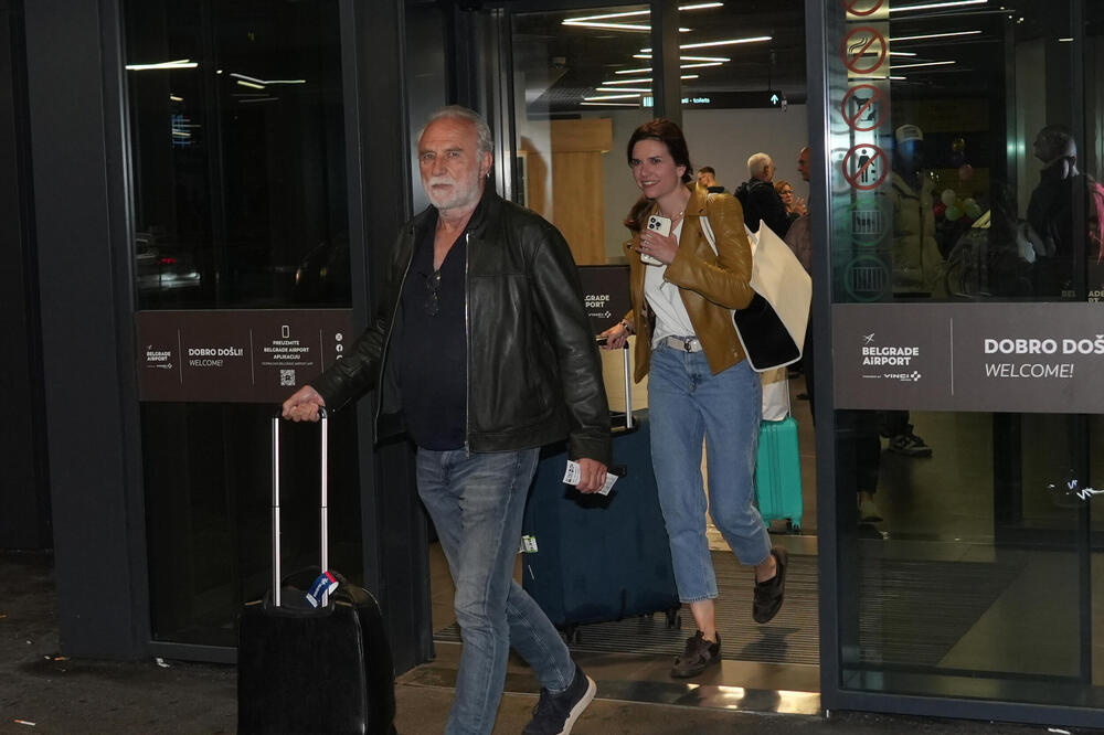 Sedi gospodin ide ispred, a iza njega mačka i po: Zbog "piletine" mu svi zavide, prizor nije lak za videti