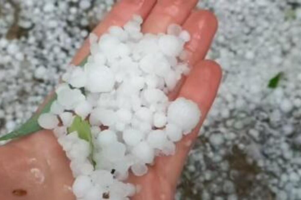 Nevreme se obrušilo na Srbiju, snimci su zastrašujući! Orkanski vetar nosio sve, grad veličine lopte