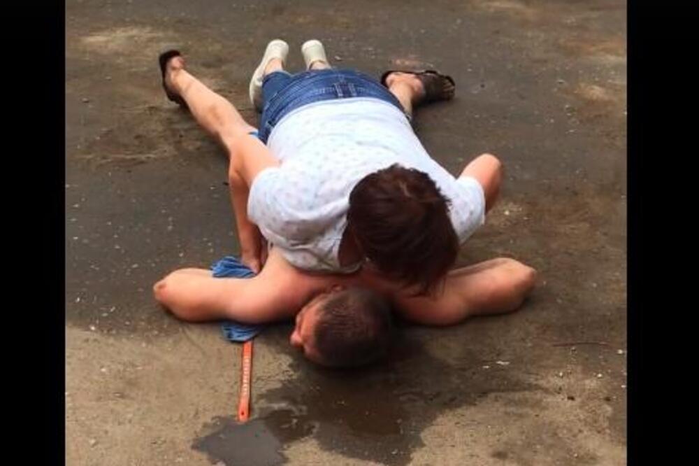 "Začepi, majku ti j..." Žena "ubila Boga" u čoveku i to nasred ulice - snimak svi dele, bacila na zemlju pa legla..