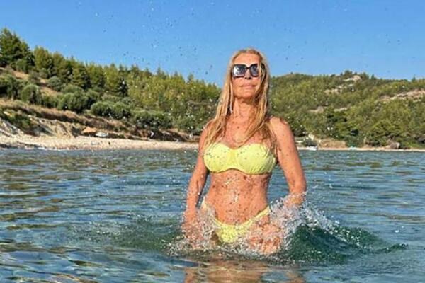 SKINULA SE SLAVNA SRPKINJA (78) Žena zadala klinkama domaći zadatak u OSMOJ DECENIJI: Ispozirala u CRNOM KUPAĆEM!