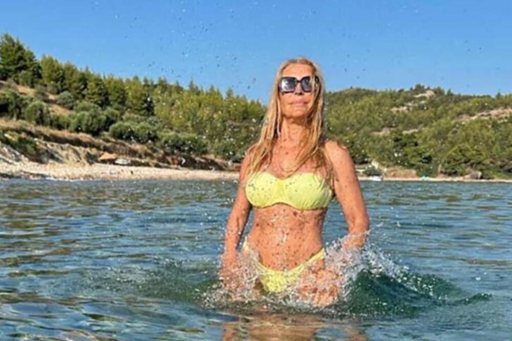 SKINULA SE SLAVNA SRPKINJA (78) Žena zadala klinkama domaći zadatak u OSMOJ DECENIJI: Ispozirala u CRNOM KUPAĆEM!
