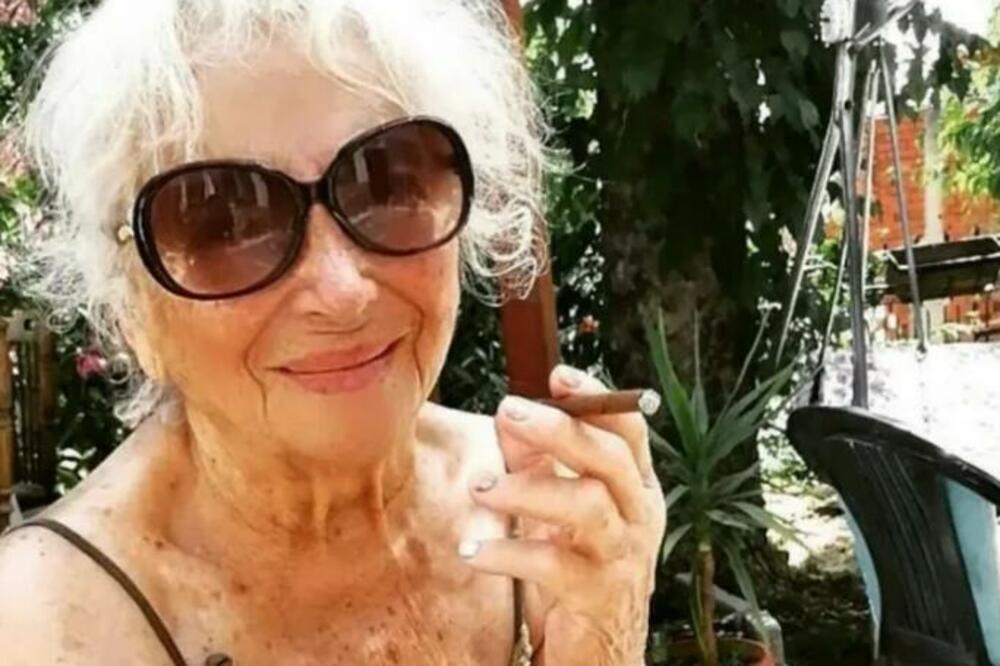 Dobrila uskoro puni 100 godina, a momci je još saleću! Najstariju pevačicu u Srbiji muvaju i mlađi, 1 stvar šokira