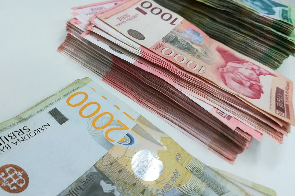 V Srbiji potekajo pogajanja o minimalni plači za leto 2026, sindikati in delodajalci niso zadovoljni s predlogom vlade