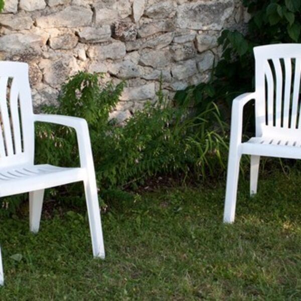 Kako očistiti i izbeleti požutele plastične stolice pre proleća? Detaljno uputstvo korak po korak i biće kao nove!