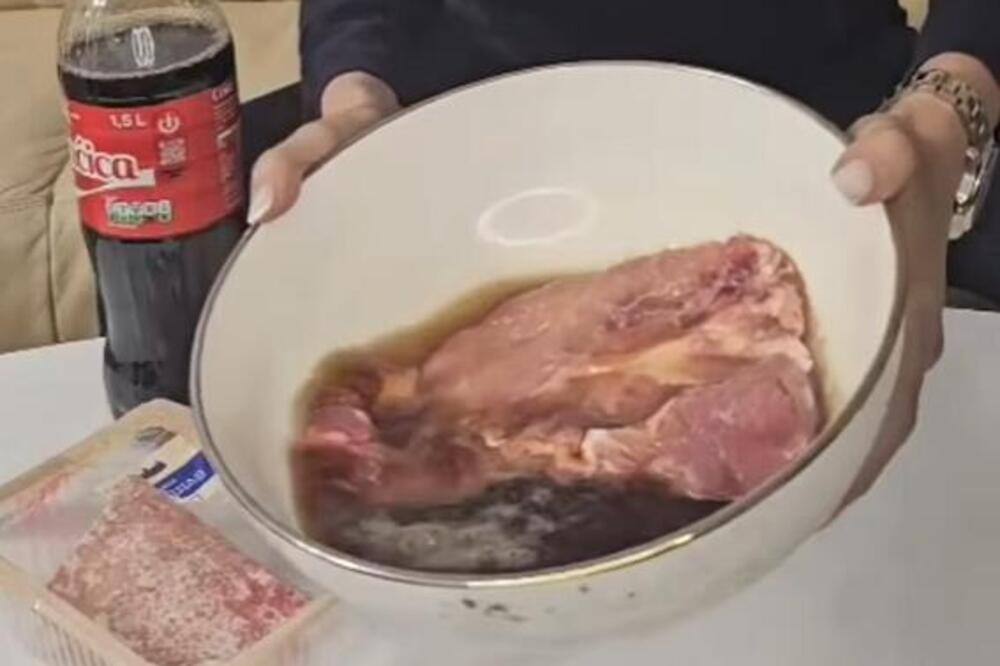 Posle ovog snimka, više nećete jesti svinjsko meso! Paraziti iskaču iz njega kao ping pong loptice, jezivo