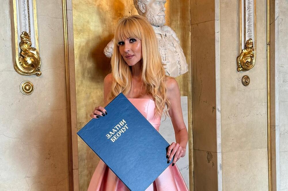 O lepoj plavuši je brujao Beograd! Došla u Narodno pozorište i dobila nagradu - dama oduševila sve svojim izdanjem