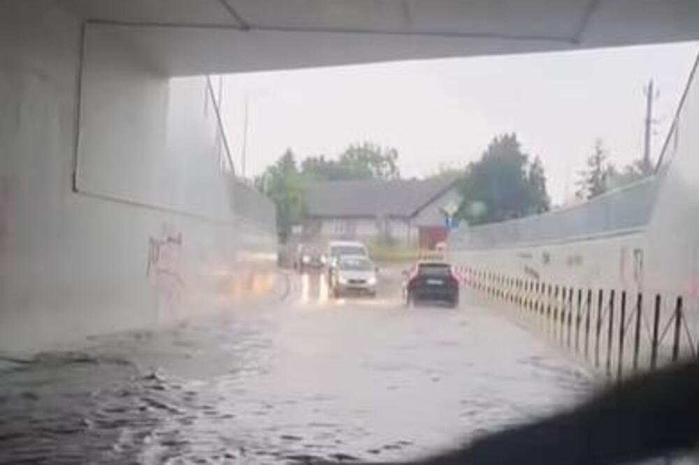 Nevreme protutnjalo severom Srbije i napravilo haos: Automobili plivaju potocima, neverovatni snimci (VIDEO)