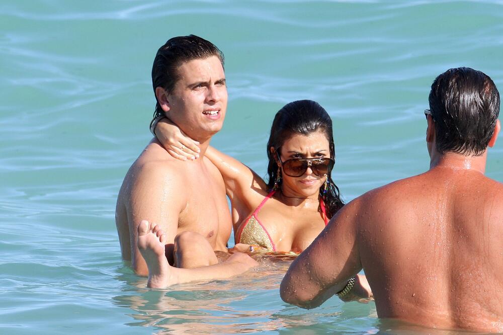 "Dobila sam udarac u lice dok sam..." Patosirali je na kontroverznoj beloj žurki - snimak ponovo dospeo u javnost