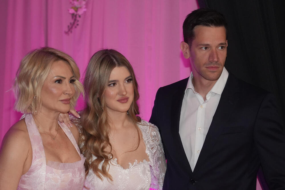 &ldquo;BILI BI KAO ONA DVA DEBILA&rdquo;: Ivan izvređao na mrtvo na Rašu zbog Lenine odluke da promeni prezime: Ona je krštena!