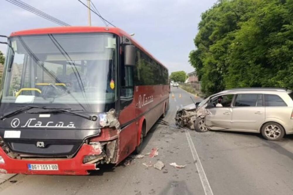 Teška nesreća u Obrenovcu: Sudarili su se autobus i automobil, ima povređenih! (FOTO)