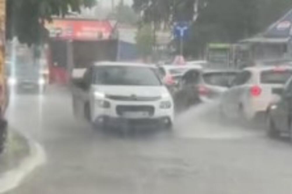 Reka vode se sliva niz put u ovom gradu u Srbiji: Vozač snimio poplavu, automobili i pešaci zarobljeni! (VIDEO)