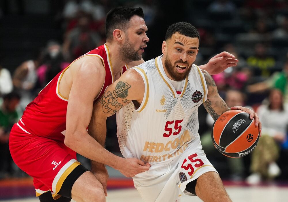 Majk Džejms (desno)