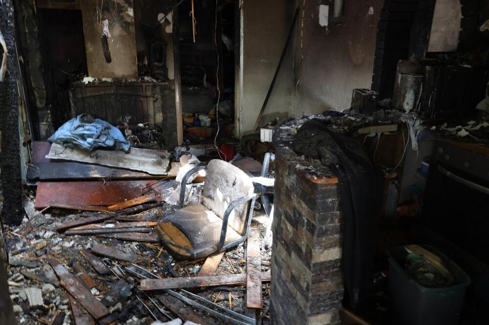 Strašni prizori nakon požara na Dušanovcu: Vatrena stihija progutala kuću u samo nekoliko minuta (FOTO)