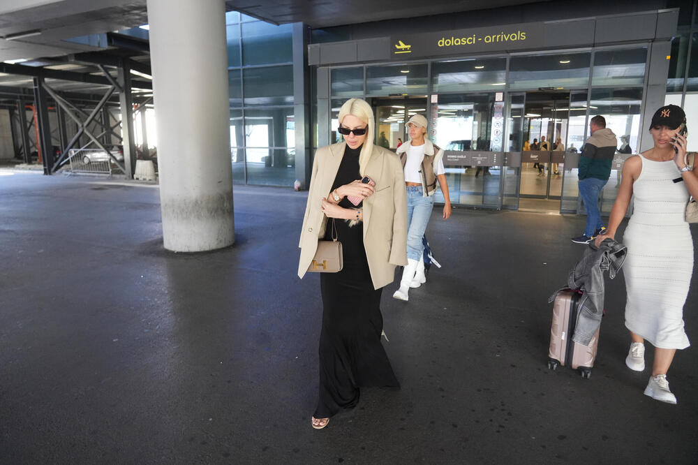 Jedna pored druge, kao da se nikad ništa nije desilo! Novi snimak Cece i Jece zaludeo Srbe - ZAKOPALE RATNE SEKIRE?