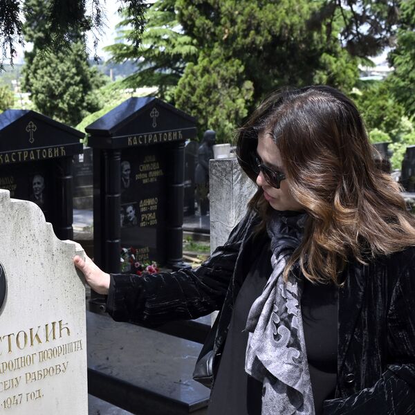 Zapalila sveću i položila cveće na grob! Nela Mihailović danas glavna tema - slike sa Topčiderskog groblja kruže