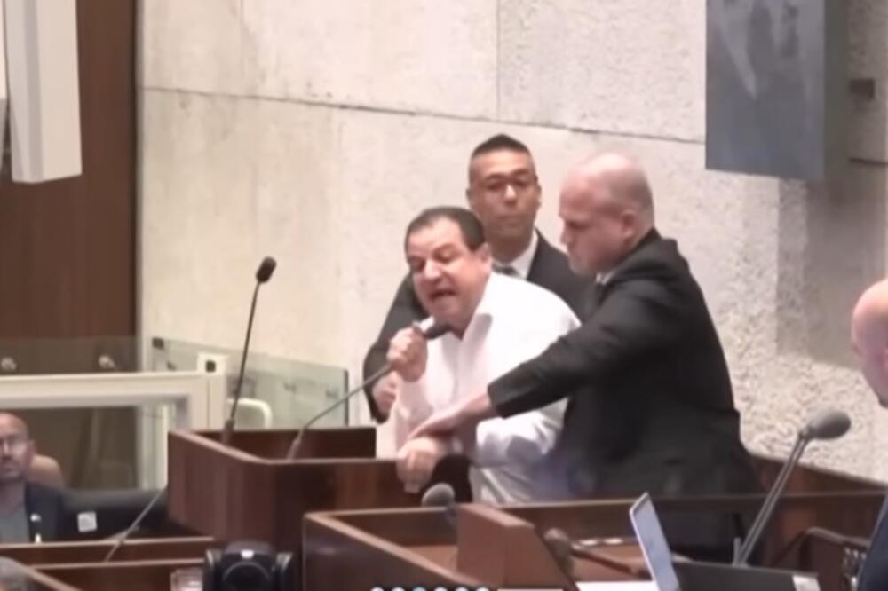 Kritikovao vlast zbog masakra dece pa ga izbacili! Obezbeđenje u sekundi doletelo - izviždali i nasilno sklonili