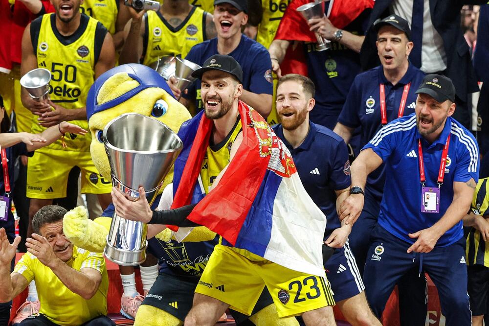 Divne slike iz Abu Dabija: Gudurić ogrnut srpskom trobojkom podigao pehar Evrolige!