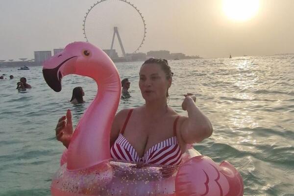 Svi misle blago njenom mužu: Gde se pojavi sve oči uprte u njeno bujno poprsje, takve prirodne grudi nema nijedna