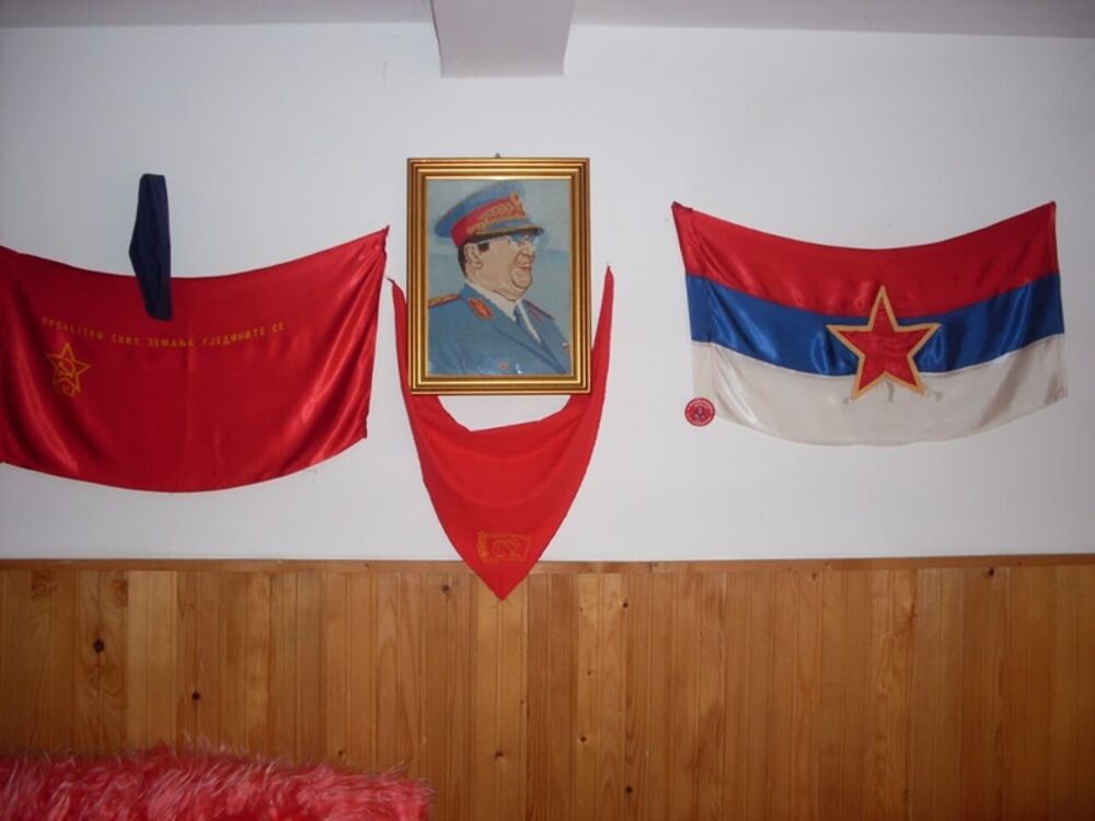 Tito na zidu i zastava