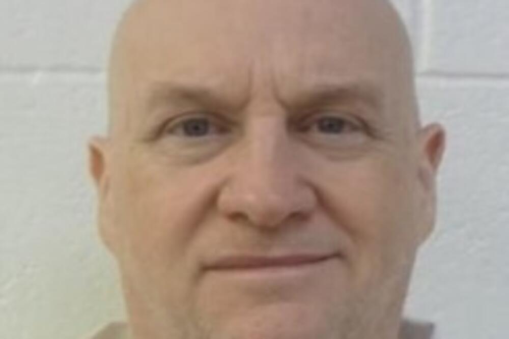 Prerušen nasamario čuvare, pa išetao! Bivši šef policije osuđen za ubistvo i silovanje pobegao iz zatvora! (FOTO)