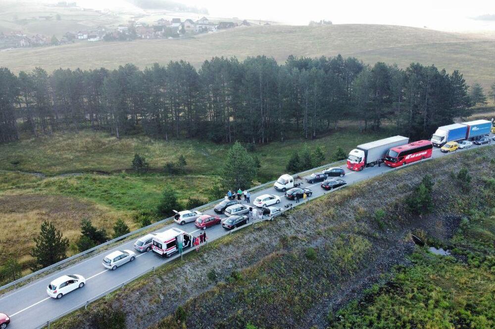 Teška saobraćajna nesreća na putu za Zlatibor: Automobili slupani, delovi vozila na sve strane! (FOTO)
