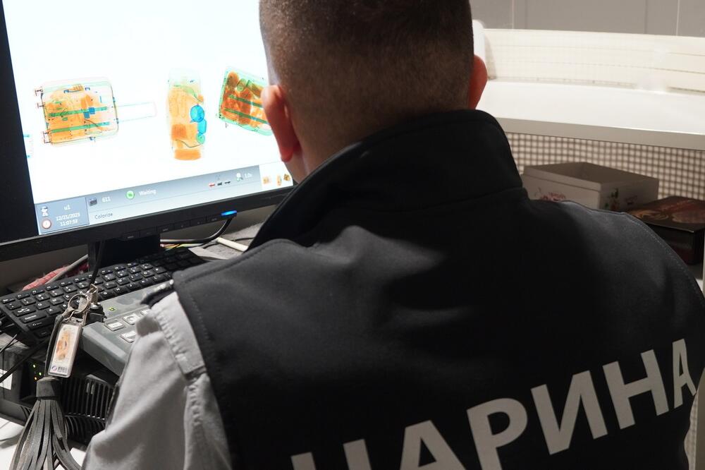 Šta se ovo desilo na skeneru? Carinik nije mogao da veruje šta vidi u koferu! Neviđeni šok usledio nakon...
