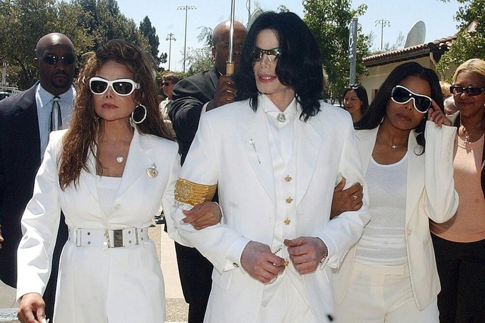 Bila najjača riba, prešla u ISLAM, stavila hidžab pa skinula! U 59. godini opet šokirala narod - žena ima novo lice