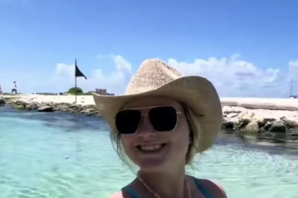 Brčkala noge u plićaku, ali nije videla 1 stvar: Snimak joj ima 8 miliona pregleda, a njoj i dalje ništa nije jasno