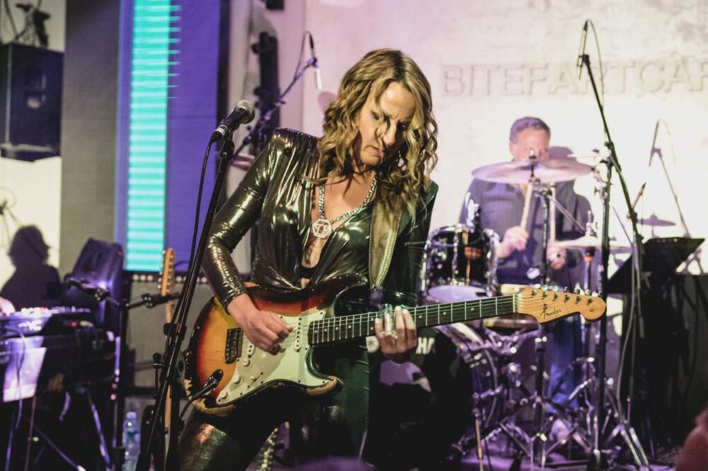 KRALJICA GITARE I BLUZA – ANA POPOVIĆ SE VRAĆA U BITEFARTCAFE