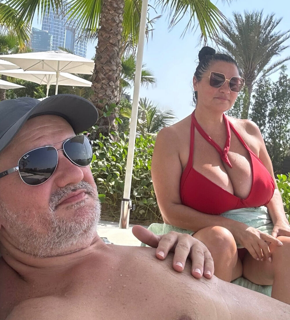 Ivan je pokazak kako Jani stoji crveni kupaći